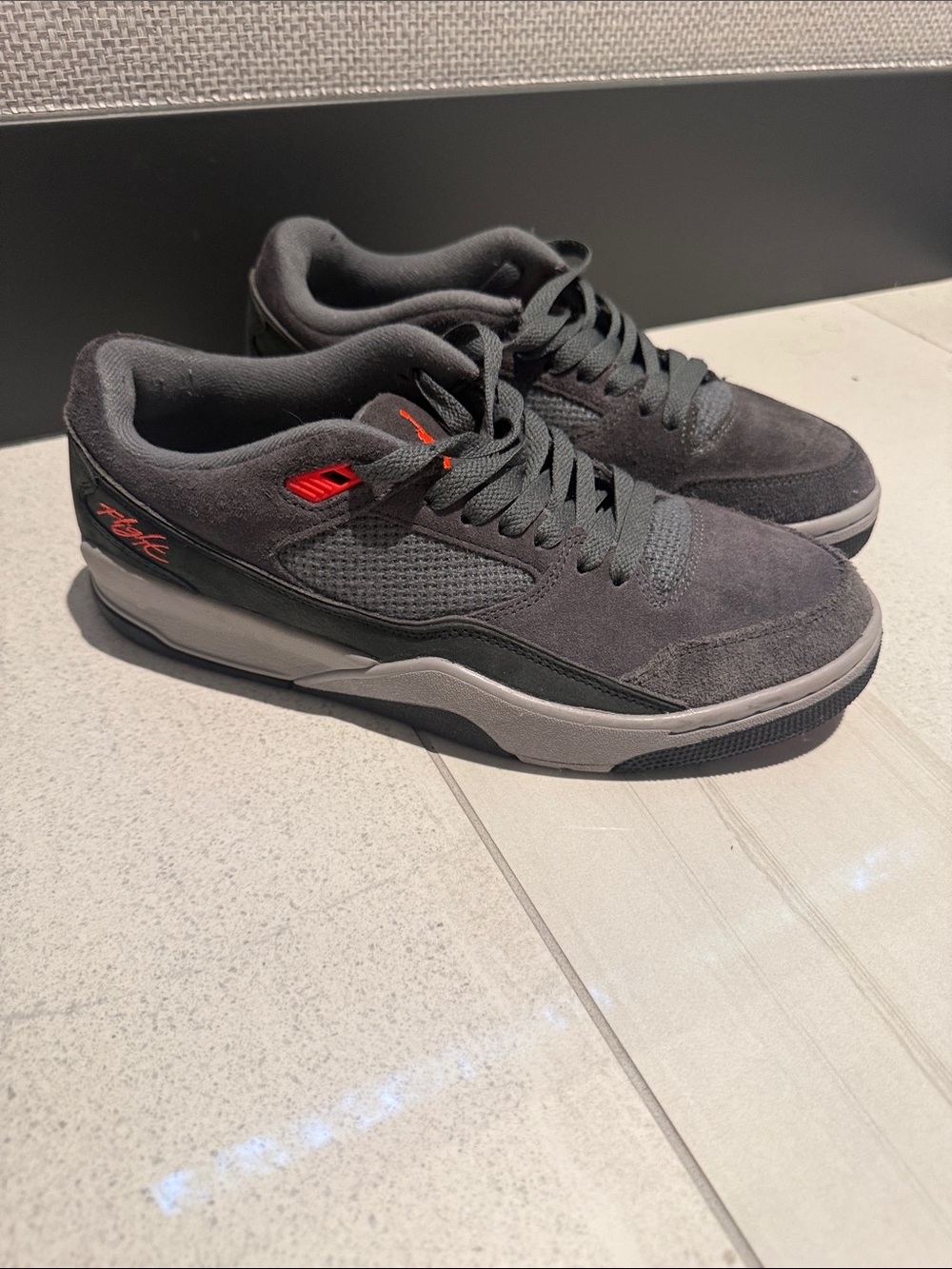 Nike Men's Low-Top Sneakers in Dark Gray with Red Accents